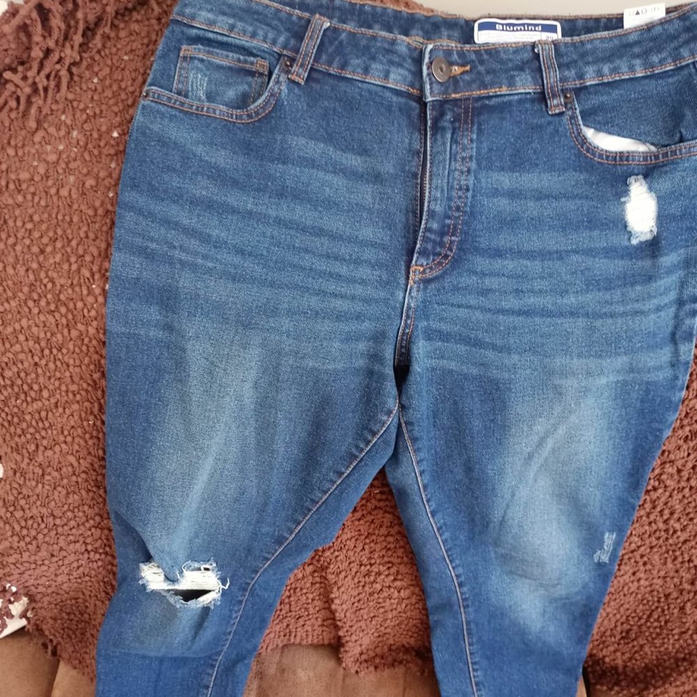 Distress straight legs jeans